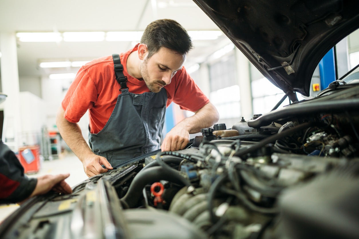 Officina meccanica Torino – meccanico al lavoro